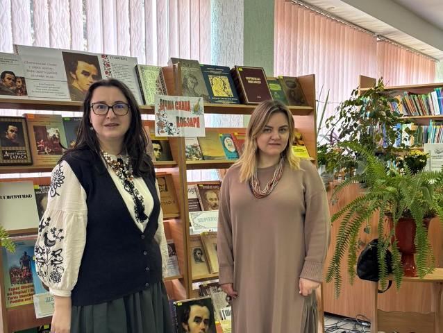 Біля книжкової виставки